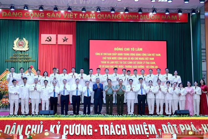 Tổng Bí thư, Chủ tịch nước Tô Lâm với các đồng chí lãnh đạo Đảng, Nhà nước và các đại biểu dự cuộc làm việc. (Ảnh: ĐĂNG KHOA)