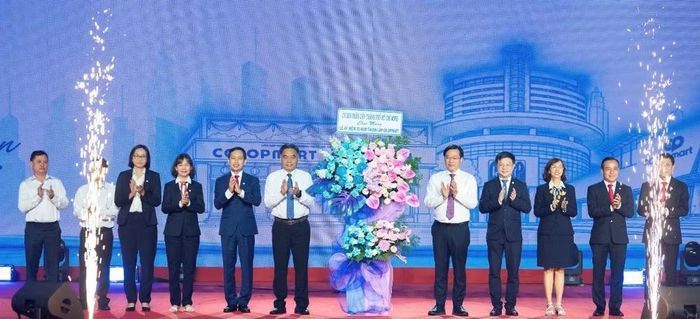 Lãnh đạo Thành phố Hồ Chí Minh tặng hoa chúc mừng Saigon Co.op kỷ niệm 30 năm thành lập thương hiệu siêu thị Co.opmart (1996-2026)