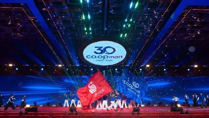 Lá cờ Saigon Co.op tung bay, biểu tượng cho tinh thần tiên phong, đoàn kết và khát vọng phụng sự cộng đồng của hệ thống bán lẻ Co.op.