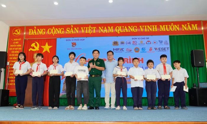 Đại diện Ban Chỉ huy Bộ đội Biên phòng Thành phố Hồ Chí Minh trao quà cho các em học sinh có hoàn cảnh khó khăn và các em trong Chương trình “Nâng bước em tới trường” tại Đặc khu Côn Đảo.