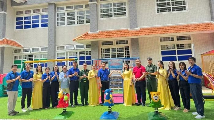 Trao tặng công trình sân chơi thiếu nhi cho Trường mầm non Tuổi Thơ.