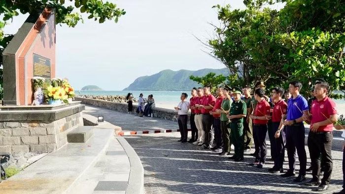 Đoàn công tác Bộ đội Biên phòng Thành phố Hồ Chí Minh dâng hương tại Di tích lịch sử Cầu tàu 914. (Ảnh: QUANG TIẾN)