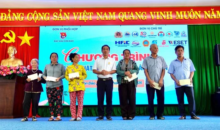 Trao quà cho các gia đình chính sách, Mẹ Việt Nam Anh hùng và gia đình có công với cách mạng tại Đặc khu Côn Đảo.