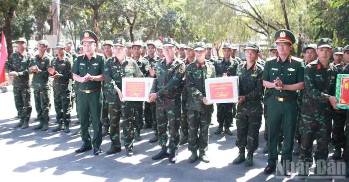 Đoàn công tác của Ban Chỉ đạo quốc gia thăm, tặng quà các đơn vị thực hiện nhiệm vụ.
