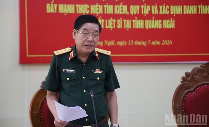 Thượng tướng Nguyễn Văn Gấu chỉ đạo công tác tìm kiếm, quy tập và xác định danh tính hài cốt liệt sĩ.