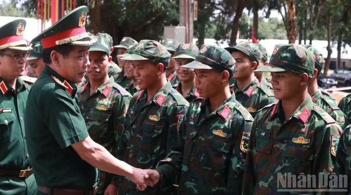 Thượng tướng Nguyễn Văn Gấu, Ủy viên Trung ương Đảng, Thứ trưởng Quốc phòng, Phó Trưởng Ban Chỉ đạo quốc gia thăm hỏi, động viên các lực lượng tham gia Chiến dịch.
