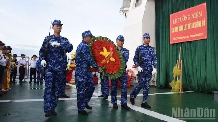 Các chiến sĩ chuẩn bị thực hiện nghi thức thả vòng hoa tưởng niệm xuống biển.