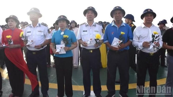 Các đại biểu chuẩn bị thực hiện nghi thức thả hoa và chim hòa bình tưởng nhớ các Anh hùng liệt sĩ.