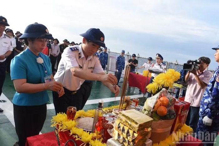 Các đại biểu dâng hương tưởng niệm.