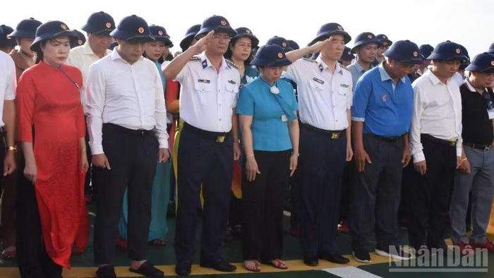 Các đại biểu dành một phút tưởng niệm các Anh hùng liệt sĩ.