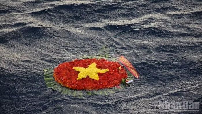 Vòng hoa tưởng niệm với dòng chữ Đời đời ghi nhớ công lao của các Anh hùng liệt sĩ.