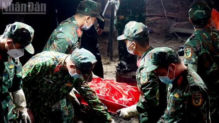 Lực lượng tìm kiếm hài cốt liệt sĩ làm nhiệm vụ ngày 13/7.