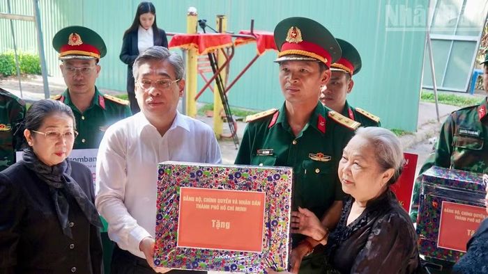 Đoàn đại biểu Ủy ban Mặt trận Tổ quốc Việt Nam Thành phố Hồ Chí Minh trao quà cho các đơn vị làm nhiệm vụ.