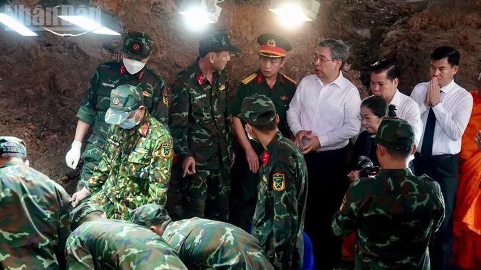 Lãnh đạo Thành phố Hồ Chí Minh thăm, động viên lực lượng làm nhiệm vụ tại Công viên Lê Thị Riêng.