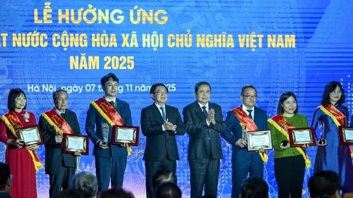 Chủ tịch Quốc hội Trần Thanh Mẫn và Phó Thủ tướng Chính phủ Hồ Quốc Dũng trao biểu trưng tôn vinh Gương sáng pháp luật lần thứ 3. (Ảnh: DUY LINH)