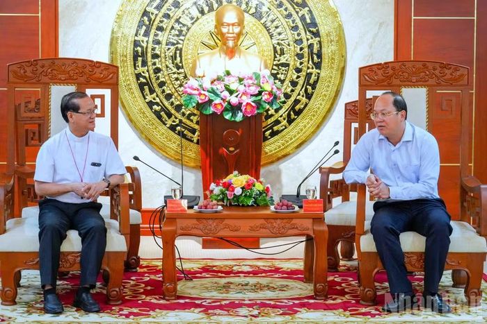 Bí thư Tỉnh ủy Cà Mau Nguyễn Hồ Hải (bên phải) cùng Đức Giám mục Phêrô Lê Tấn Lợi, Giám mục Giáo phận Cần Thơ trao đổi kế hoạch tăng cường phối hợp phát triển Trung tâm hành hương Tắc Sậy.