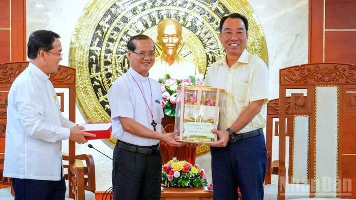 Đức Giám mục Phêrô Lê Tấn Lợi, Giám mục Giáo phận Cần Thơ (thứ 2 từ trái qua) tặng quà tri ân lãnh đạo tỉnh Cà Mau.