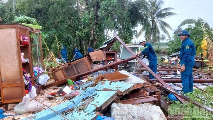 Lực lượng chức năng xã Trần Văn Thời (tỉnh Cà Mau) hỗ trợ giúp dân khắc phục hậu quả sau dông lốc vào chiều 13/7.