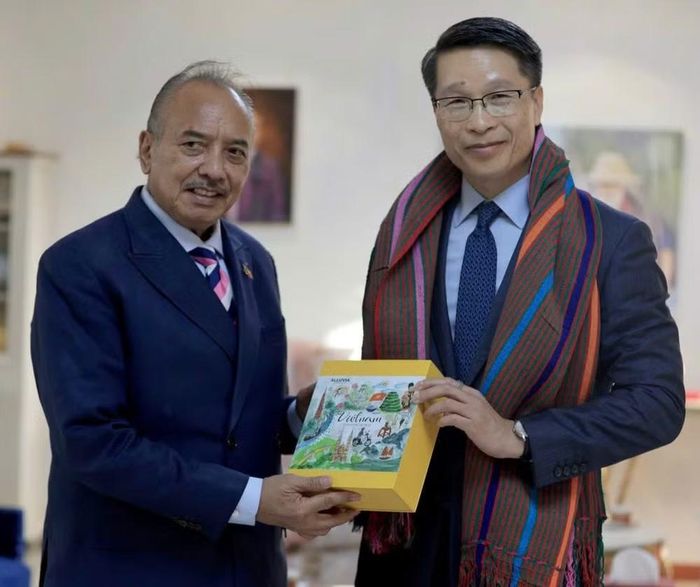 Đại biện Phạm Bình Đàm trao quà kỷ niệm tặng Phó Thủ tướng Timor-Leste Francisco Kalbuadi Lay. (Ảnh: Đại sứ quán Việt Nam tại Timor-Leste cung cấp)