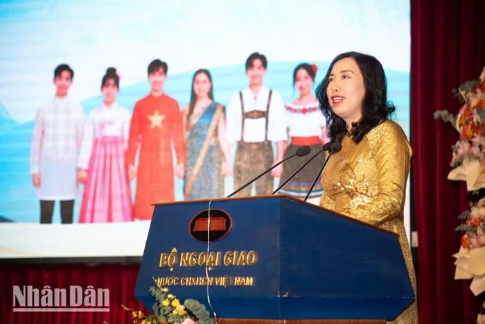 Thứ trưởng Ngoại giao Lê Thị Thu Hằng phát biểu tại Lễ khai mạc Trại hè Việt Nam 2026. (Ảnh: MINH DUY)
