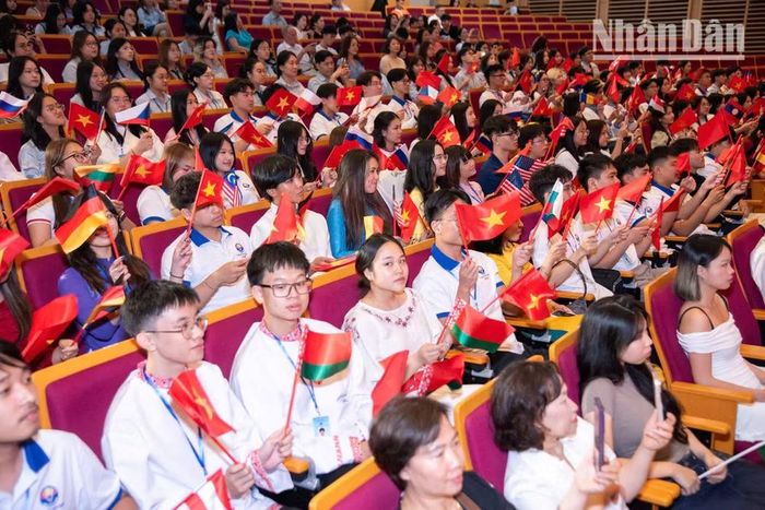 Hơn 100 thanh niên, sinh viên người Việt Nam ở nước ngoài đến từ 32 quốc gia và vùng lãnh thổ về tham dự chương trình Trại hè Việt Nam 2026. (Ảnh: MINH DUY)