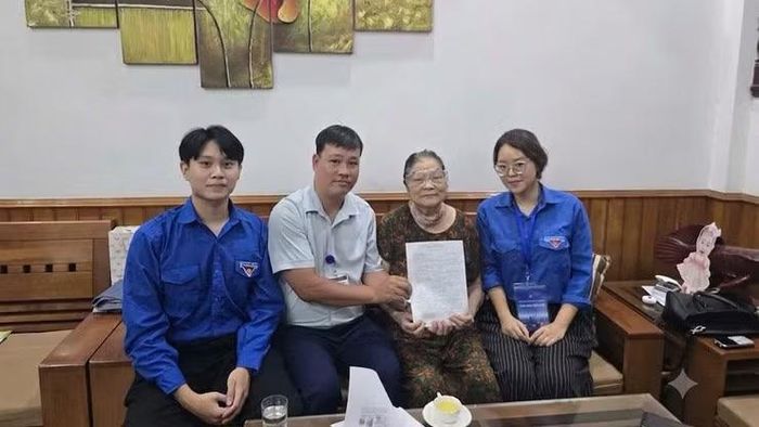 Chi đoàn 02 Đoàn Thanh niên Trung tâm Phục vụ hành chính công cùng tổ xung kích Điểm hỗ trợ dịch vụ công số Phương Liệt tới nhà hỗ trợ công dân về thủ tục ủy quyền. (Ảnh Trung tâm Phục vụ hành chính công Hà Nội)