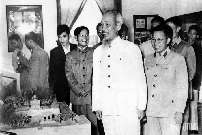 Chủ tịch Hồ Chí Minh duyệt trưng bày Bảo tàng Quân đội (nay là Bảo tàng Lịch sử Quân sự Việt Nam), ngày 12-12-1959. Ảnh tư liệu