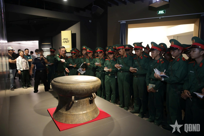 Học viên Trường Sĩ quan Chính trị tham quan, học tập tại Bảo tàng Lịch sử Quân sự Việt Nam, tháng 10-2025. Ảnh: ĐỨC ANH