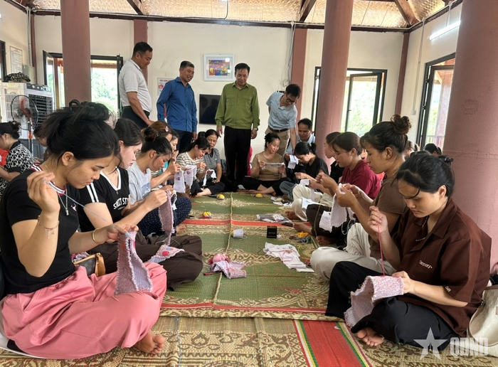 Giờ học thêu của các học viên.