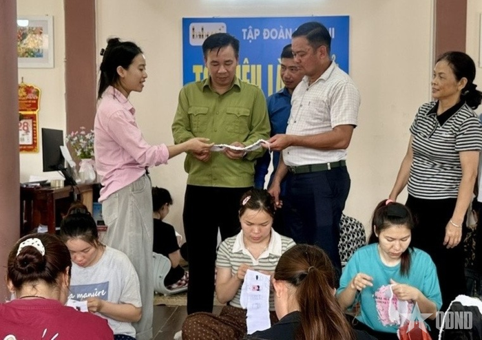 Lãnh đạo xã Phúc Khánh tham quan và nghe giới thiệu sản phẩm thêu của lớp.