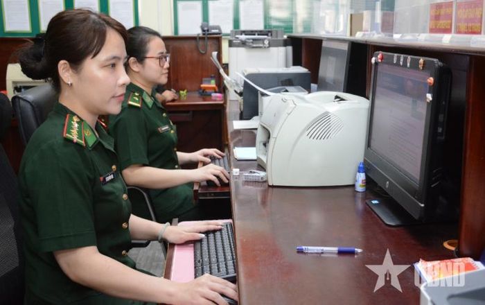 Nhân viên Đội Thủ tục, Ban chỉ huy Biên phòng Cửa khẩu cảng TP Hồ Chí Minh giải quyết thủ tục hành chính trên môi trường số.