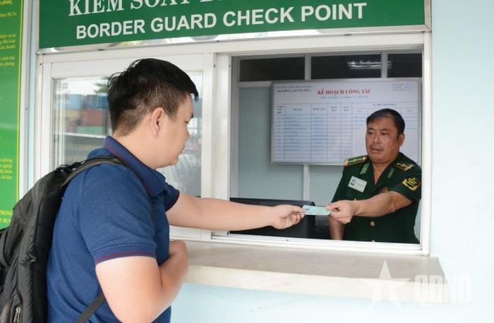 Thuyền viên làm thủ tục nhập cảnh tại Trạm kiểm soát Biên phòng, Ban chỉ huy Biên phòng Cửa khẩu cảng TP Hồ Chí Minh.