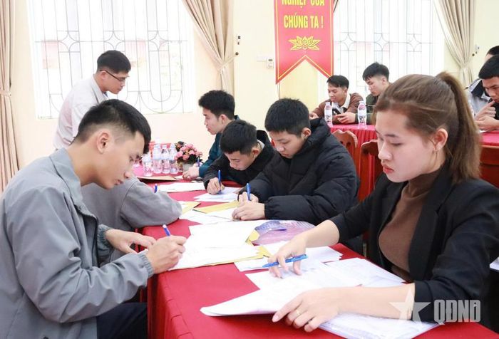  Phường Nhị Chiểu tổ chức tư vấn học nghề, giới thiệu việc làm cho bộ đội xuất ngũ năm 2026. Ảnh: NGUYỄN TRƯỜNG