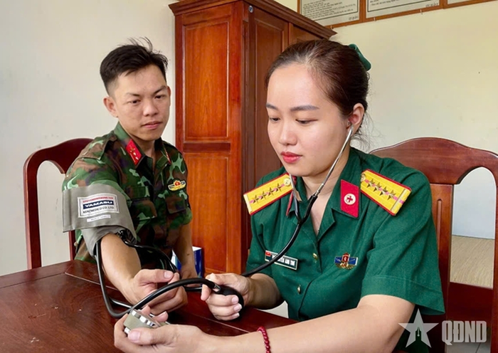 Nhân viên quân y Tiểu đoàn 2, Lữ đoàn Phòng không 77 (Quân khu 7) thăm khám sức khỏe bộ đội. Ảnh: qdnd.vn
