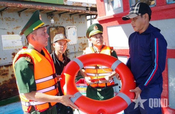  Tuyên truyền kết hợp trao tặng ngư dân phao cứu hộ.