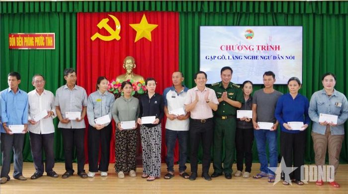  Bộ đội Biên phòng TP Hồ Chí Minh trao quà hỗ trợ ngư dân có hoàn cảnh khó khăn.