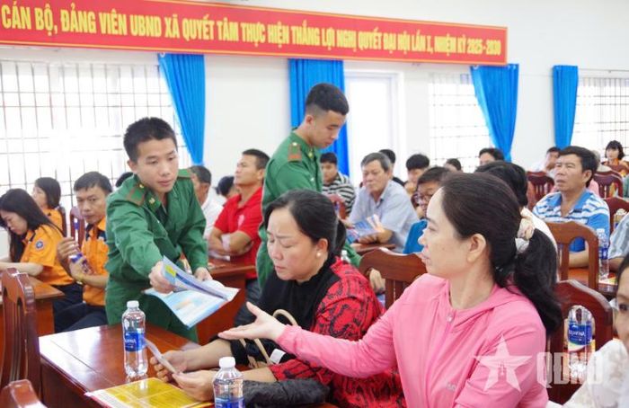 Phát tờ rơi tuyên truyền pháp luật cho ngư dân. 