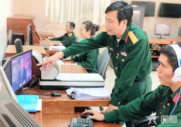 Cán bộ Cục Khoa học quân sự trao đổi trong quá trình làm phim chuyên đề, tháng 3-2026.