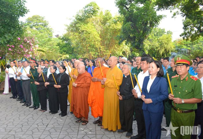 Các đại biểu dâng hương tưởng niệm Tổng Bí thư Trần Phú và các Anh hùng liệt sĩ.