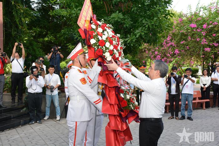  Đồng chí Nguyễn Phước Lộc chỉnh hoa trước lễ dâng hương tưởng niệm Tổng Bí thư Trần Phú. 