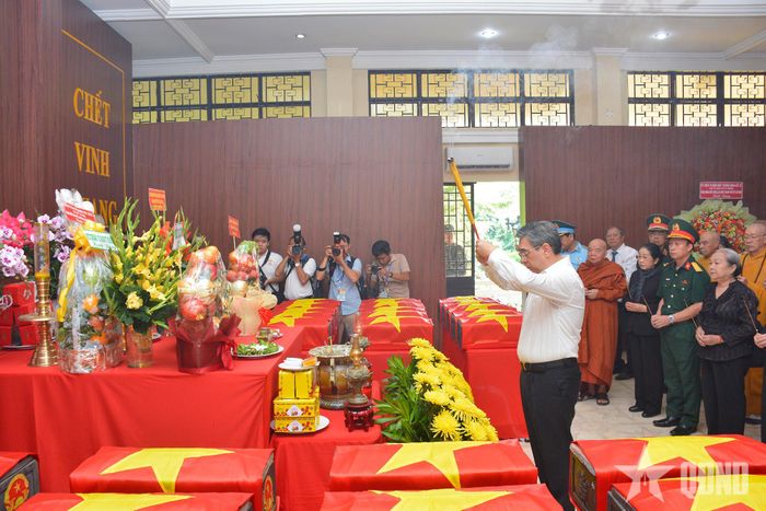  Đoàn đại biểu dâng hương tưởng niệm Chủ tịch Hồ Chí Minh và tri ân các Anh hùng liệt sĩ được tìm thấy, quy tập tại khu vực Công viên Lê Thị Riêng.