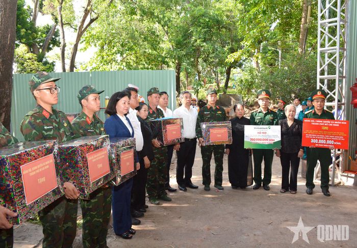 Đoàn đại biểu trao quà động viên cán bộ, chiến sĩ và các lực lượng đang thực hiện nhiệm vụ tìm kiếm, quy tập hài cốt liệt sĩ tại Công viên Lê Thị Riêng.