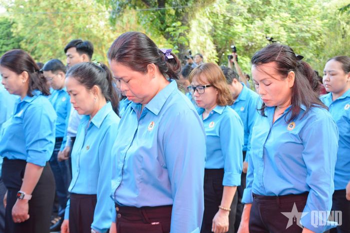  Các đại biểu tưởng nhớ Tổng Bí thư Trần Phú và các Anh hùng liệt sĩ. 