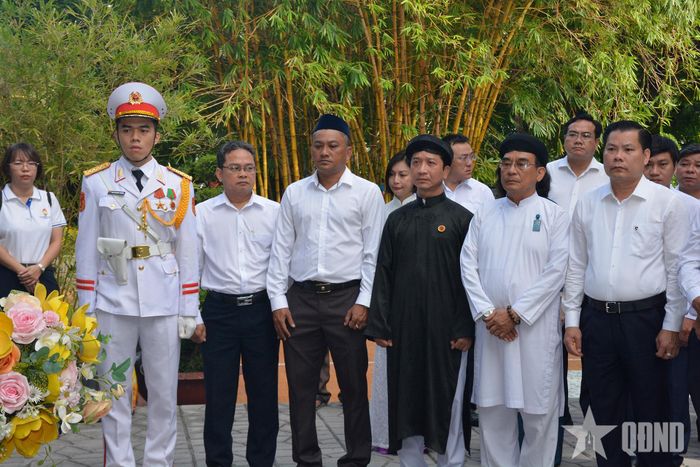  Đoàn đại biểu MTTQ Việt Nam TP Hồ Chí Minh dâng hoa, dâng hương tại Công viên Lê Thị Riêng. 