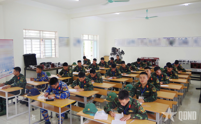 Giờ học trên giảng đường của học viên Trung tâm Huấn luyện - Đào tạo (Bộ tư lệnh Pháo binh - Tên lửa).