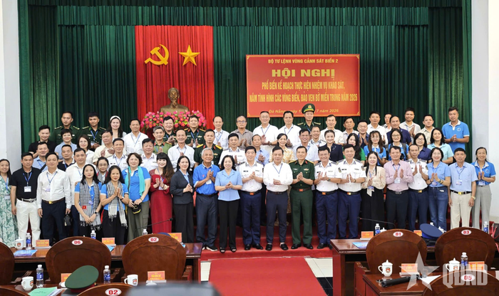 Các đại biểu chụp ảnh chung.