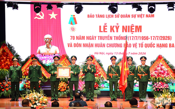 Đại tướng Nguyễn Trọng Nghĩa trao Huân chương Bảo vệ Tổ quốc hạng Ba tặng Bảo tàng Lịch sử Quân sự Việt Nam.
