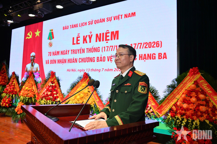 Đại tá Lê Vũ Huy, Giám đốc Bảo tàng Lịch sử Quân sự Việt Nam phát biểu tại buổi lễ.