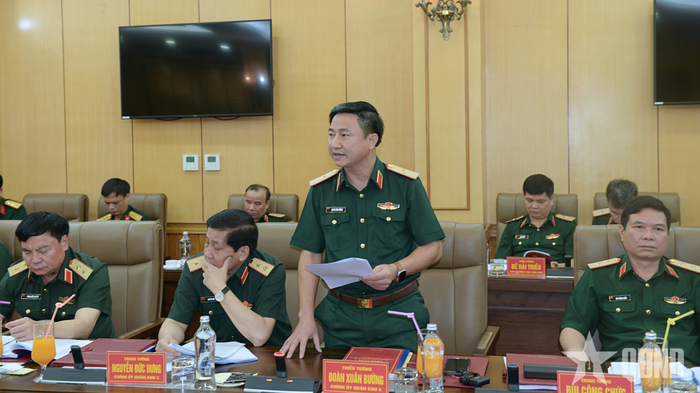 Thiếu tướng Đoàn Xuân Bường, Ủy viên Trung ương Đảng, Chính ủy Quân khu 4 phát biểu tại hội thảo.