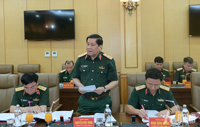 Trung tướng Nguyễn Đức Hưng, Ủy viên Trung ương Đảng, Chính ủy Quân khu 3 phát biểu tại hội thảo.